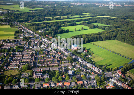 Vordergrund-Blick auf Dorf namens Kortenhoef, Hintergrund der Nordteil der Landgut Gegenden von 'S-Graveland. Luft. Stockfoto