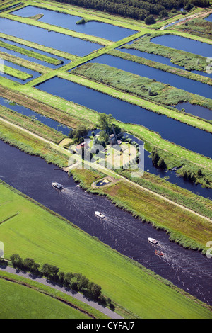 Dorf mit vielen Kanälen und Seen durch Torf zu graben. Die meisten Verkehrsmittel sind durch die Wasserstraßen. Windmühle. Luft. Stockfoto