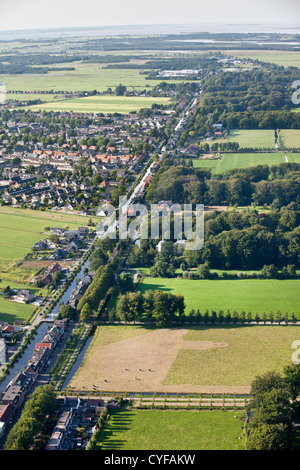 Links: Blick auf Dorf namens Kortenhoef, rechts: der Nordteil der Landgut Gegenden von 'S-Graveland. Luft. Stockfoto