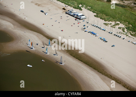 Den Niederlanden, Bergen Aan Zee. Menschen am Strand. Segel-Club für Katamarane. Luft. Stockfoto