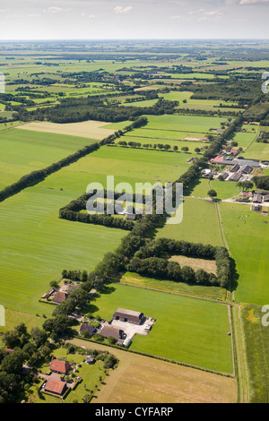 Den Niederlanden, in der Nähe von Steenwijk, Farmen und Ackerland. Luft. Stockfoto