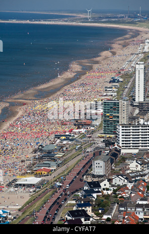 Die Niederlande, Zandvoort, Menschen am Strand. Luft. Stockfoto