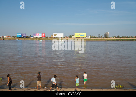 Angeln am Ufer des Flusses Tonle Sap in Phnom Penh, Kambodscha Stockfoto