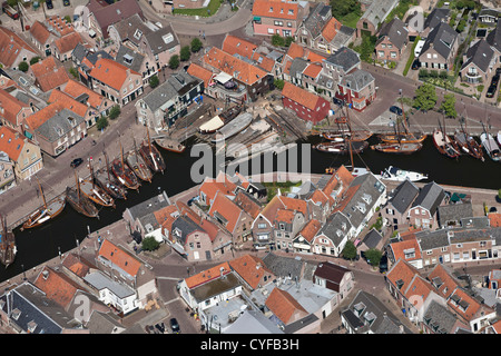 Blick auf Mitte des Dorfes und den Hafen. Werft für die Reparatur und Bau von alten altmodisch Angelboote/Fischerboote. Luft. Stockfoto