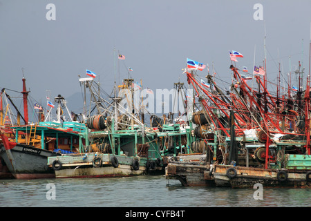 Angelboote/Fischerboote am Ufer, Kota Kinabalu, Sabah, Borneo, Malaysia, Südost-Asien Stockfoto