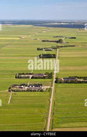 Die Niederlande Bunschoten-Spakenburg, Farmen und Ackerland in Eem Polder, Eempolder und Fluss Eem. Hintergrund Weiler Eemdijk. Antenne. Stockfoto