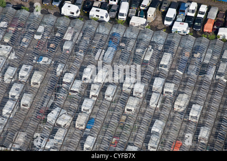 Den Niederlanden, Maarssen. Parkplatz für Wohnmobile und camping Autos. Luft. Stockfoto