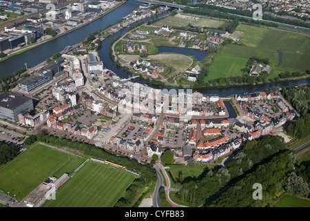 Den Niederlanden, Maarssen. Fluss Vecht. Neu errichtete Wohnviertel in Form von alten Zeiten. Luft. Stockfoto