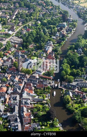 Den Niederlanden, Loenen Aan de Vecht. Fluss Vecht. Boote Zugbrücke im Zentrum des Dorfes. Luft. Stockfoto