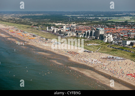 Noordwijk, Niederlande. Leute, Sonnenbaden und Schwimmen am Strand der Nordsee. Luft. Stockfoto