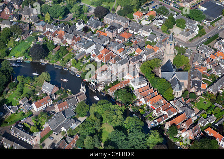 Den Niederlanden, Loenen Aan de Vecht. Fluss Vecht. Boote Zugbrücke im Zentrum des Dorfes. Luft. Stockfoto