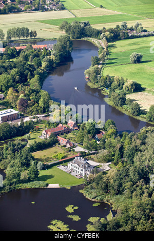 Den Niederlanden, Loenen Aan de Vecht. Alten suchen aber neu konstruierten Herrenhaus und Anwesen entlang des Flusses Vecht. Luft. Stockfoto