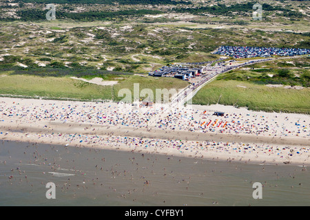 Noordwijk, Niederlande. Strand namens Langevelder Schlacke. Leute, Sonnenbaden und Schwimmen am Strand der Nordsee. Luft. Stockfoto