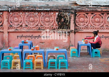 Typische kleine Street Restaurant in Phnom Penh, Kambodscha Stockfoto