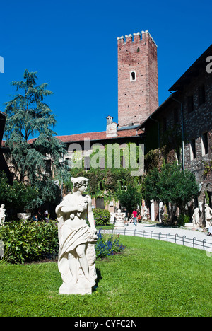 Das Teatro Olimpico (Olympische Theater) ist ein Theater in Vicenza, Norditalien, entworfen von der Renaissance Architekten Andrea Palladio. Es gilt als das erste Beispiel überdachte Theater der Moderne Stockfoto