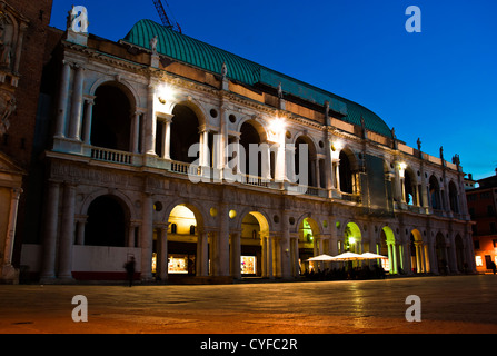 Die Basilika Palladiana ist ein Renaissance-gebäude in der zentralen Piazza dei Signori in Vicenza, im nordöstlichen Italien. Die Besonderheit des Gebäudes ist die Loggia, die zeigt, eines der ersten Beispiele für das, was geschah, wie der Palladianischen Fenster bekannt zu werden, entworfen von einem jungen Andrea Palladio Stockfoto