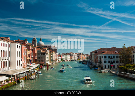 Grand Channel neben der Rialto-Brücke in Venedig, Italien Stockfoto