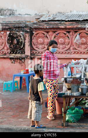 Typische Küche in den Straßen von Phnom Penh, Kambodscha Stockfoto