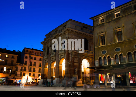 Der Palazzo del Capitaniato, auch bekannt als Loggia del Capitanio oder Loggia Bernarda, ist ein Palazzo in Vicenza, Norditalien, von Andrea Palladio im Jahre 1565 entworfen und zwischen 1571 und 1572 gebaut. Es befindet sich auf der zentralen Piazza dei Signori gelegen, mit Blick auf die Basilika Palladiana Stockfoto