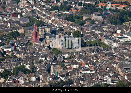 Die Niederlande, Maastricht, Kirche namens St. Servatius Basilica, Kirche links mit roter Turm genannt St. Jans. Luft. Stockfoto