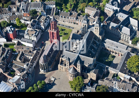 Die Niederlande, Maastricht, Kirche namens St. Servatius Basilica, Kirche links mit roter Turm genannt St. Jans. Luft. Stockfoto
