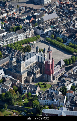 Die Niederlande, Maastricht, Kirche namens St. Servatius Basilica, Kirche rechts mit roter Turm genannt St. Jans. Luft. Stockfoto