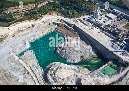 Die Niederlande, Maastricht, Zementfabrik ENCI genannt. Blaues Wasser durch Mergel Bergbau.  Luft. Stockfoto