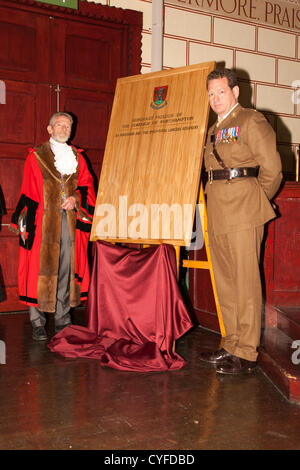 Samstag, 3. November 2012, Northampton, UK. Im 9./12. Royal Lancers Regiment (Kavallerie-Regiment) am südlichen Wigston, Leicestershire, die Freiheit des Bezirks in einer Zeremonie in der Guildhall vergeben werden. Stadtrat Roger Conroy, Bürgermeister von Northampton offiziell anerkannt das Regiment Verbindungen mit der Stadt. Die Verleihung am 10:30 als das Regiment vorgestellt wurde mit einem offiziellen Scroll durch den Bürgermeister.  Links Roger Conroy den Bürgermeister. Rechts Lt Col Richard Slack, befehlshabender Offizier des 9./12. Royal Lancers. Bildnachweis: Keith J Smith. / Live-Nachrichten Alamy Stockfoto