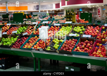Auswahl der Äpfel auf Verkauf im Safeway-Supermarkt Stockfoto