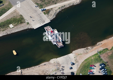 Den Niederlanden, Berg Aan de Maas, Fähre Grenzübergänge und Fluss Maas oder Meuse. Die gegenüberliegende Seite ist Belgien. Luft. Stockfoto