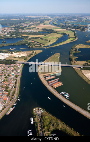 Den Niederlanden, Maasbracht, Autobahn A2 vorbei Fluss Maas oder Meuse. Luft. Stockfoto