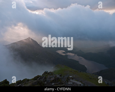 Sonnenaufgang am Snowdon. Blick auf Goch und Llyn Sheetrim Krippe Stockfoto