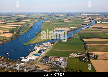 Den Niederlanden Waspik in der Nähe von Waalwijk. Overdiepse Polder. Bauernhof als Umbau auf Hügel. Luft. Stockfoto