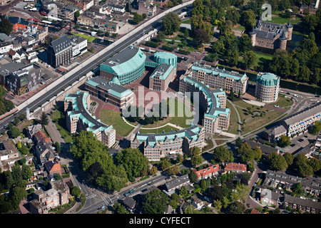 Niederlande, Helmond, Geschäfts- und Wohnviertel namens Frans Joseph van Thielpark. Schloss Helmond. Luft. Stockfoto