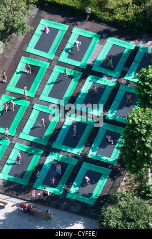 Die Niederlande Hilvarenbeek. Speelland Beekse Bergen. Kinder spielen auf Trampolinen. Luft. Stockfoto