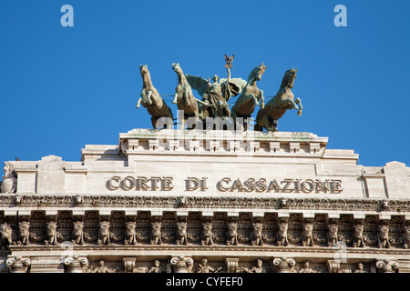 Rom - Skulptur vom Gipfel von Palace of Justice - Palazzo di Giustizia Stockfoto