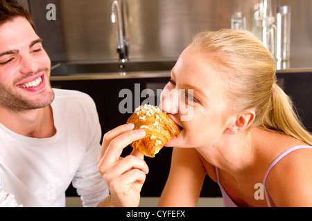 paar in der Küche frühstücken Stockfoto