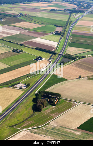 Den Niederlanden, Hoogerheide, von der Autobahn A4 und Ackerland. Luft. Stockfoto