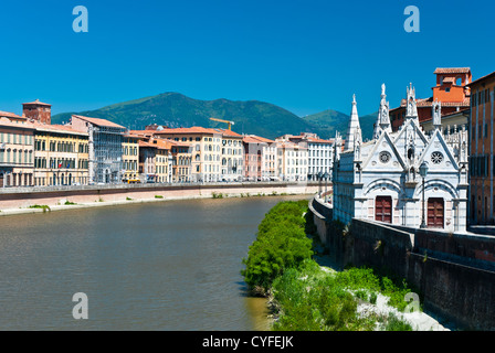 Eine gotische Kirche, am Ufer des Flusses Arno in Pisa, Toskana, Italien Stockfoto