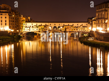 Nacht Blick über Florenz in Italien mit Ponte Vecchio (eine Brücke über den Fluss Arno) in front Stockfoto