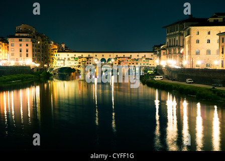 Nacht Blick über Florenz in Italien mit Ponte Vecchio (eine Brücke über den Fluss Arno) in front Stockfoto