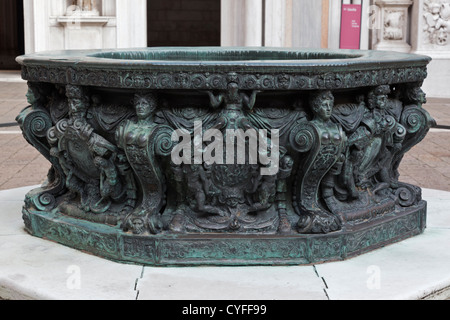 Brunnen im Hof der Dogenpalast in Venedig Stockfoto