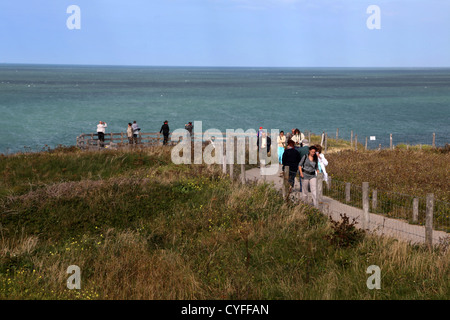 Cap Gris Nez Côte Opale Pas de Calais Frankreich Menschen zu Fuß entlang Weg zur Plattform auf der Suche heraus zu Küstenmeeres Stockfoto