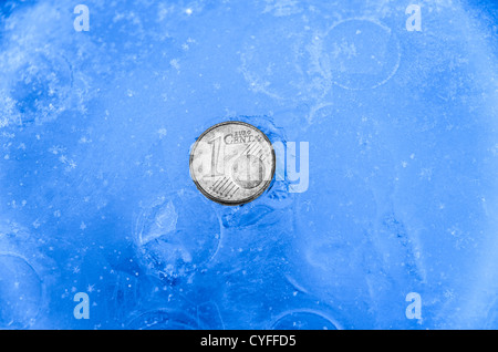 1 Silber-Euro-Cent in blauen Eis eingefroren Stockfoto