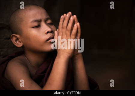 Junge kleine Novize beten Stockfoto