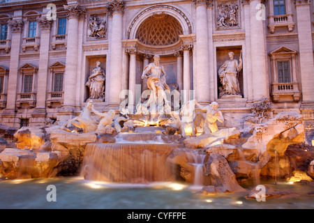 Rom - Fontana di Trevi Abend Stockfoto