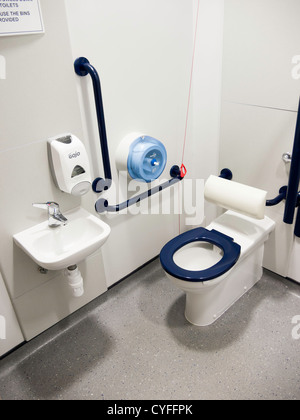 Eine gut ausgestattete Behindertentoilette in ein modernes Krankenhaus UK Stockfoto
