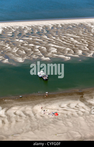 Den Niederlanden, Nieuw Namen. Reisende, die mit Booten zu Mittag auf der Westerschelde Fluss Gezeiten Sandbänken. Luft. Stockfoto
