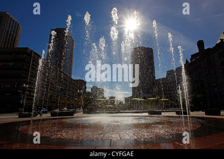 Wasserstrahlen Ringe Brunnen in den Wharf Bezirk von Boston, Massachusetts, USA Stockfoto