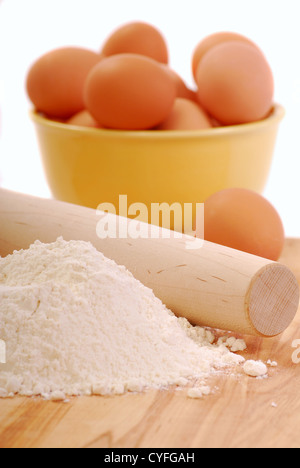 Zutaten für die Herstellung von Nudeln auf ein Schneidebrett Stockfoto